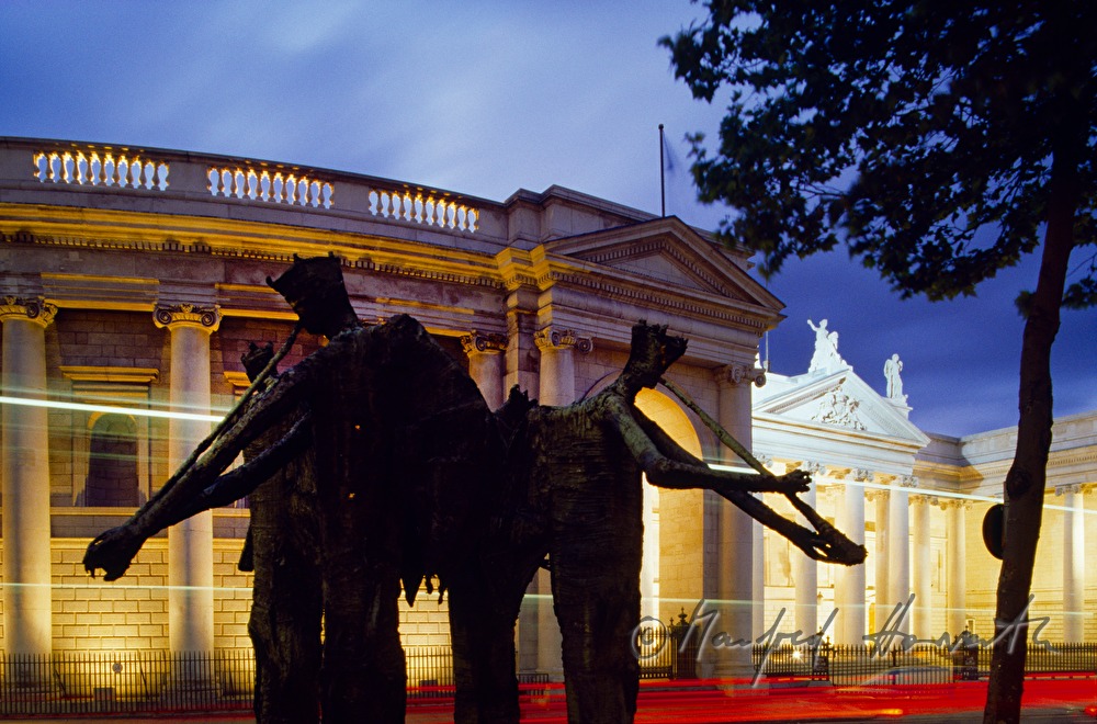 moderne Skulptur und Bank Of Ireland