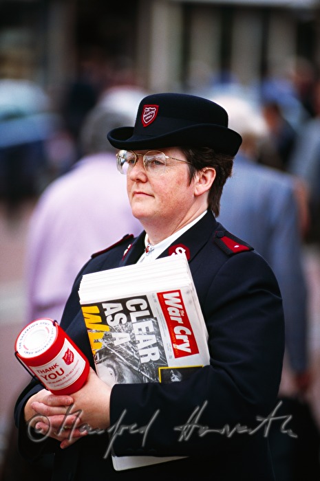 Soldatin der Salvation Army bittet um Spenden
