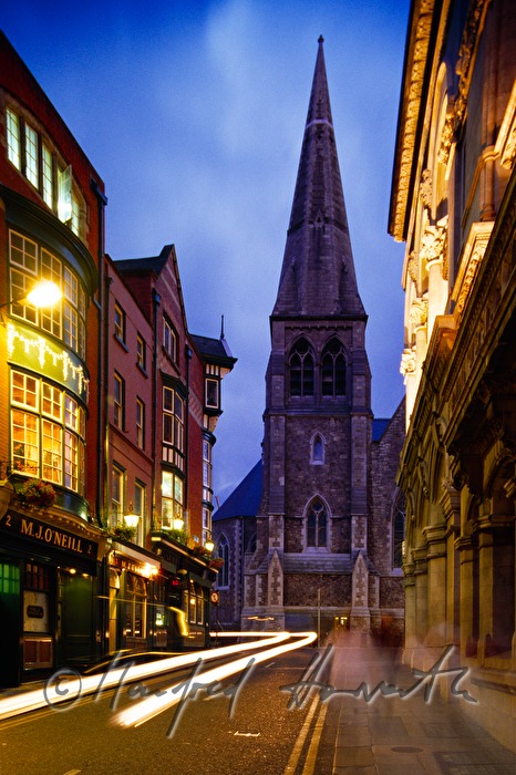 M. J. O'Neill's Pub und St. Andrews Kirche