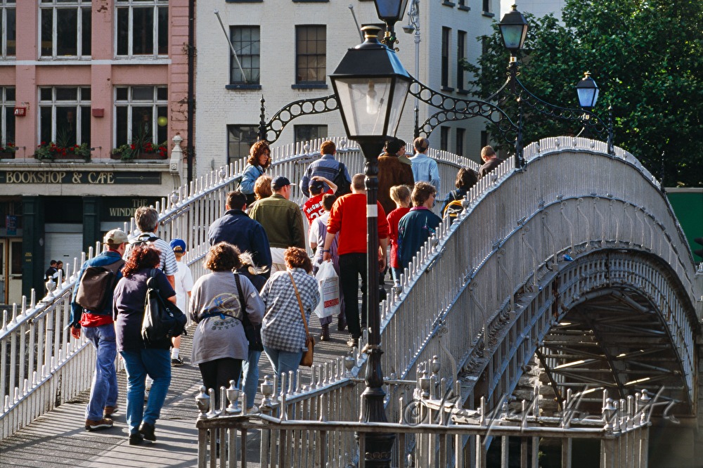 Half Penny Bridge und Fußgänger