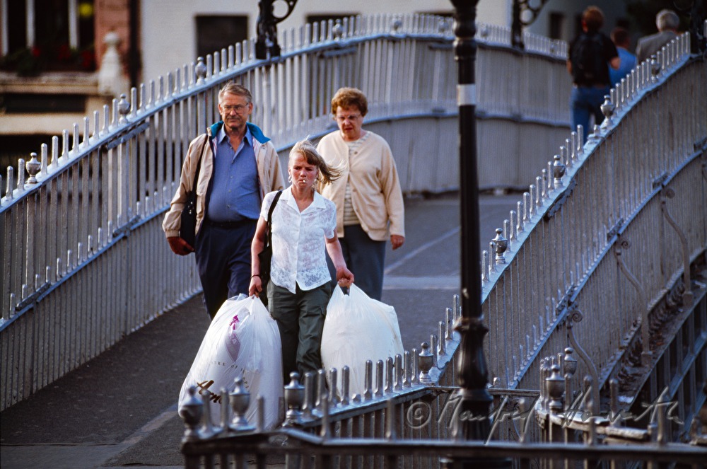 Half Penny Bridge und Fußgänger