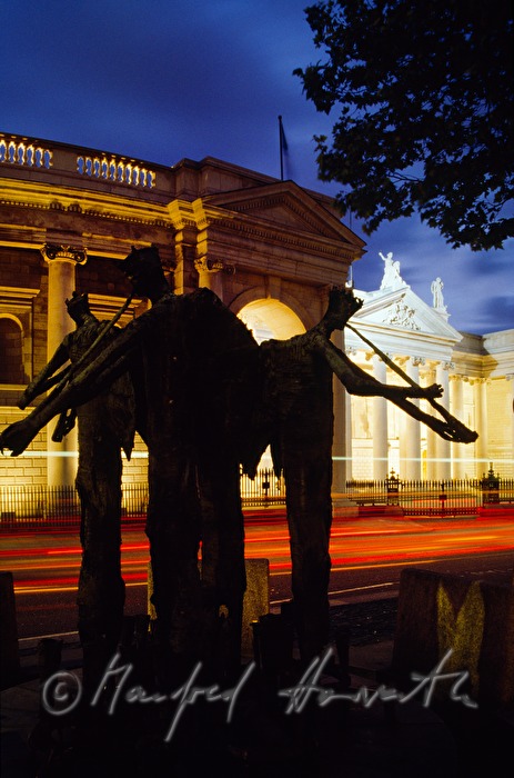 moderne Skulptur und Bank Of Ireland