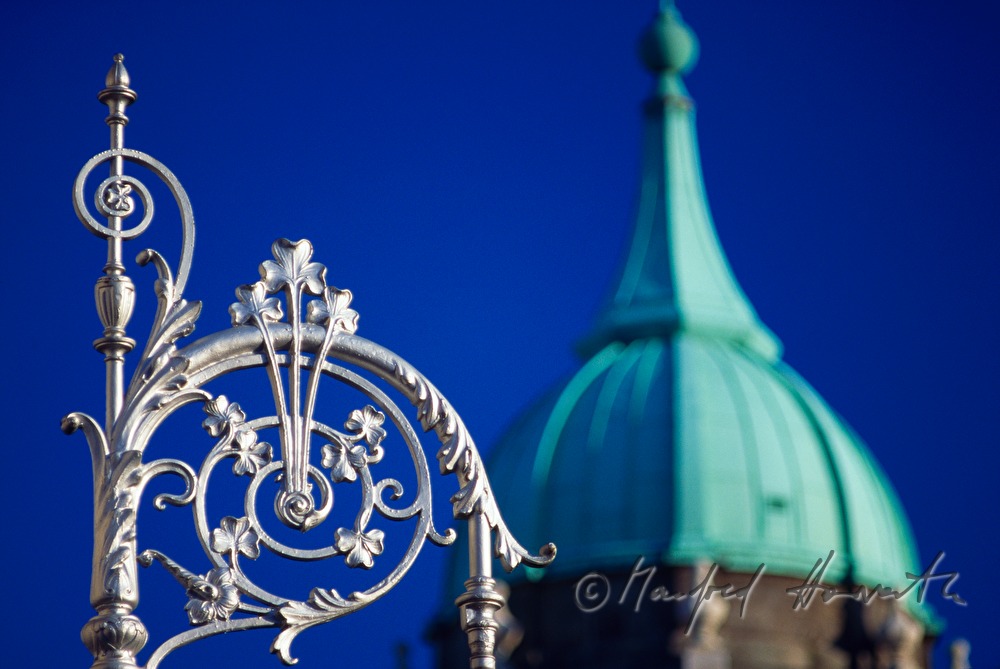 Detail einer Strassenlaterne und Dach des Dublin Castle