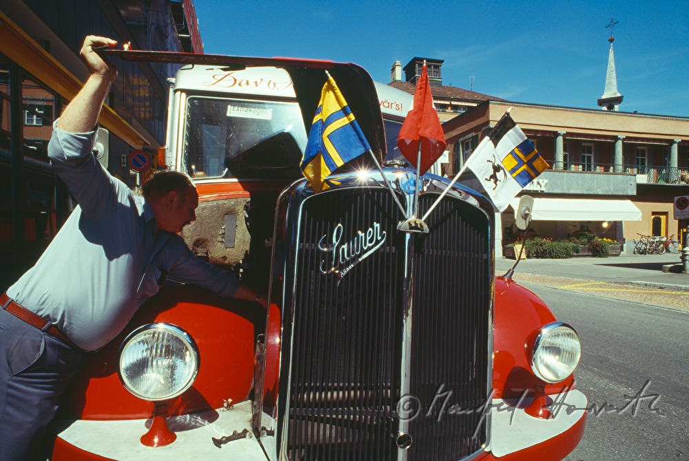 Chauffeur eines Oldtimer-Bus