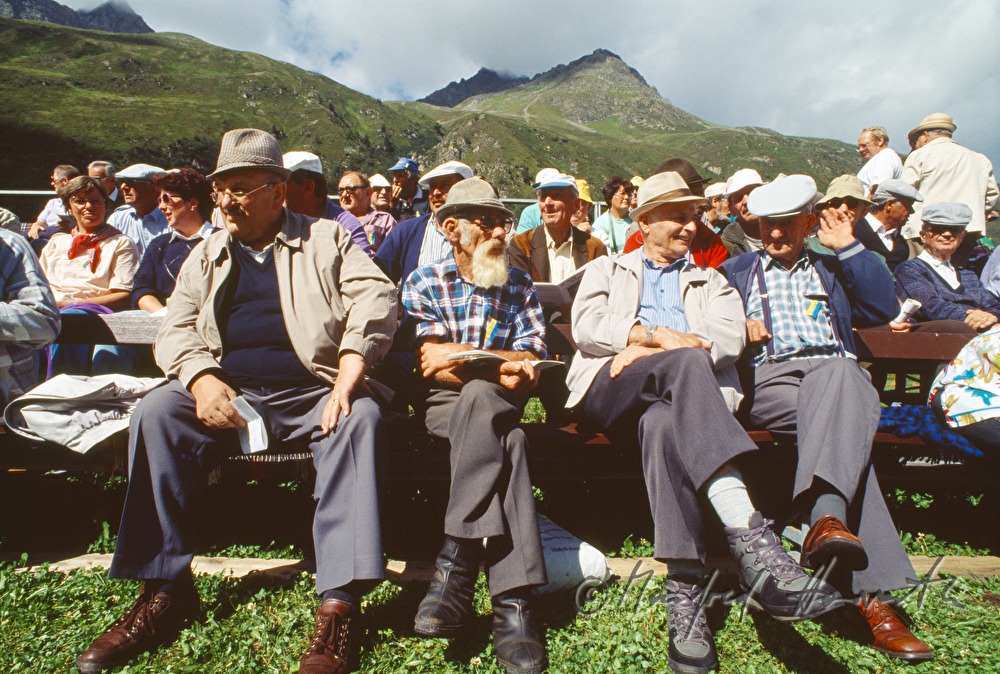 Zuseherauf der Tribüne beim Ringer-Fest (Schwingen)