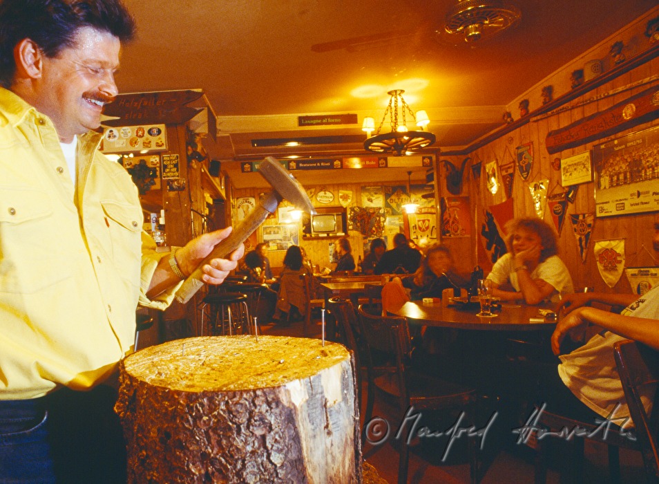 Nägel einschlagen in einem Restaurant