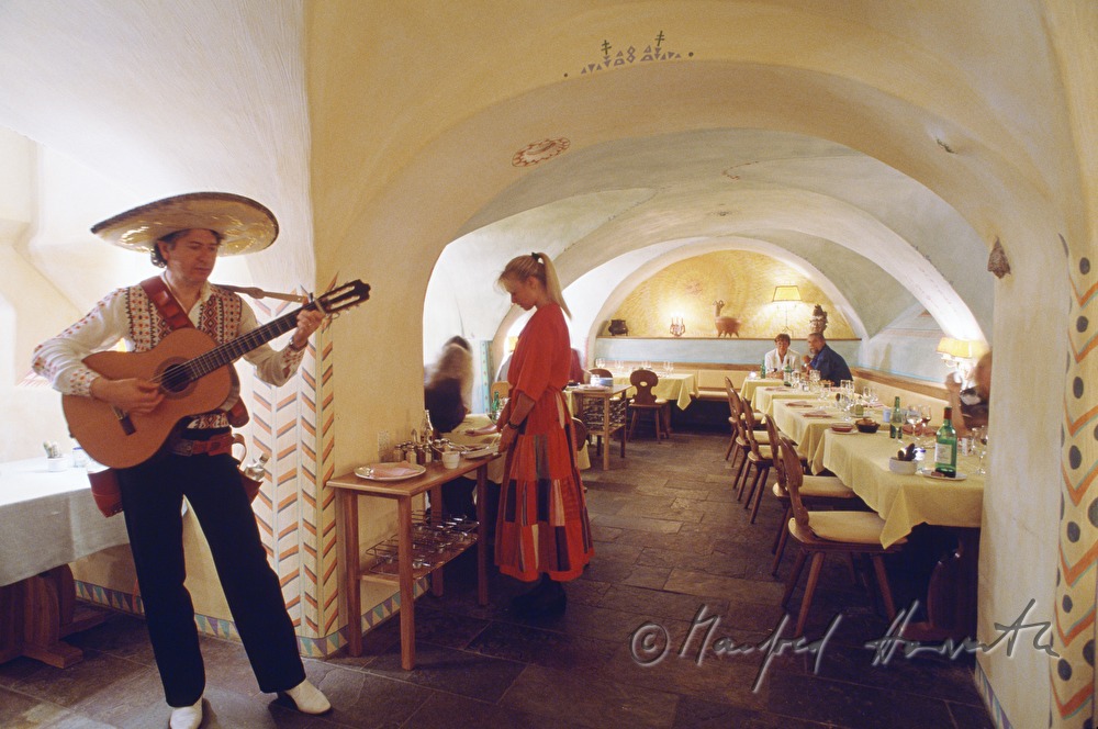 Musiker und Buffet im Restaurant