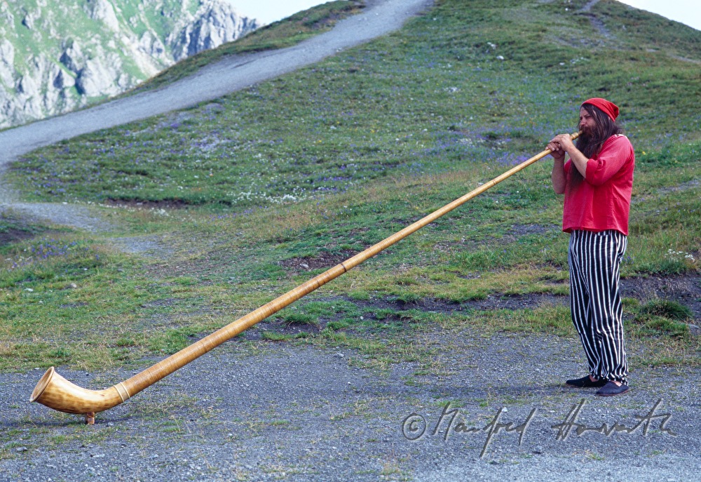 Alphornspieler auf der Strelaalp