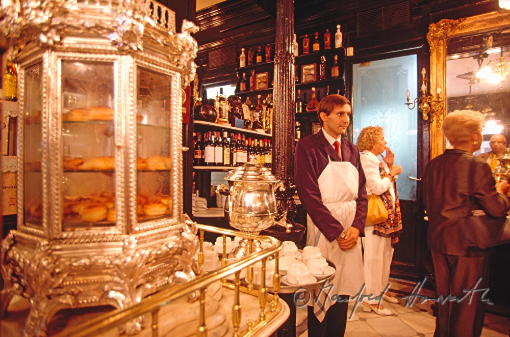Kellner neben Samovar (mit Caldo)
