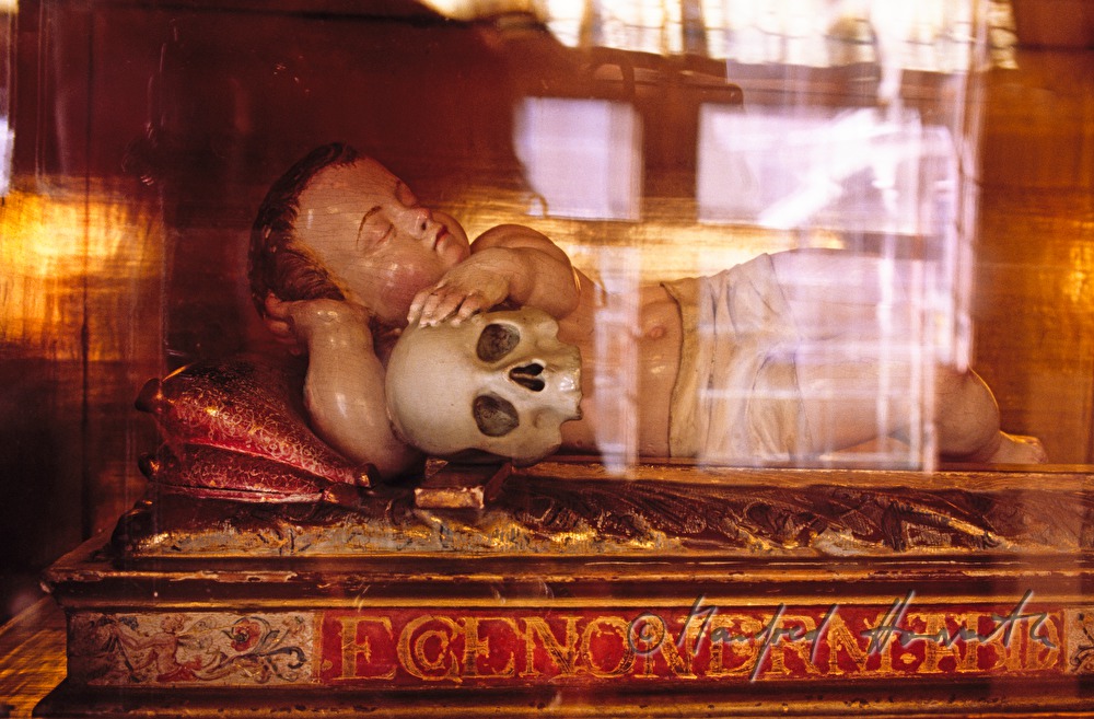 Sarg mit Memento mori im Museum