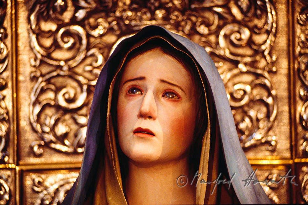 Holzskulptur einer weinenden Madonna