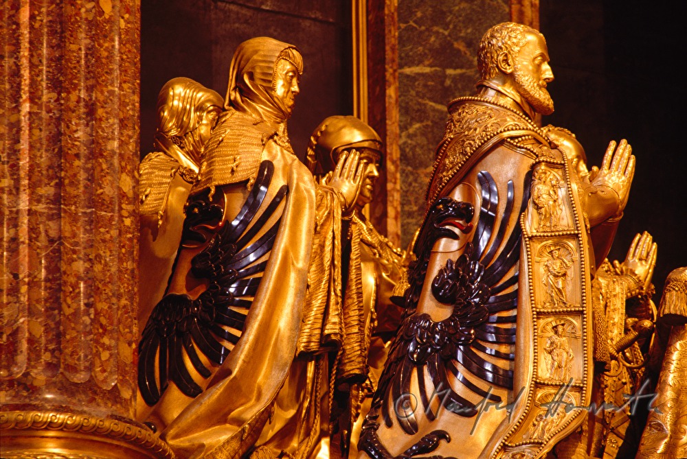 Skulpturen beim Altar der Kirche