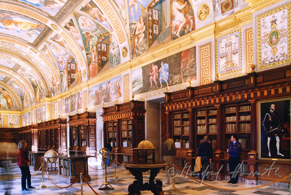 Globensammlung in der Bibliothek