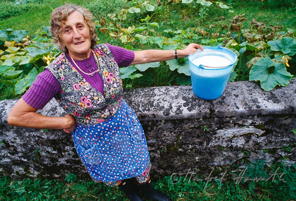 Sennerin auf der Alm mit Milch