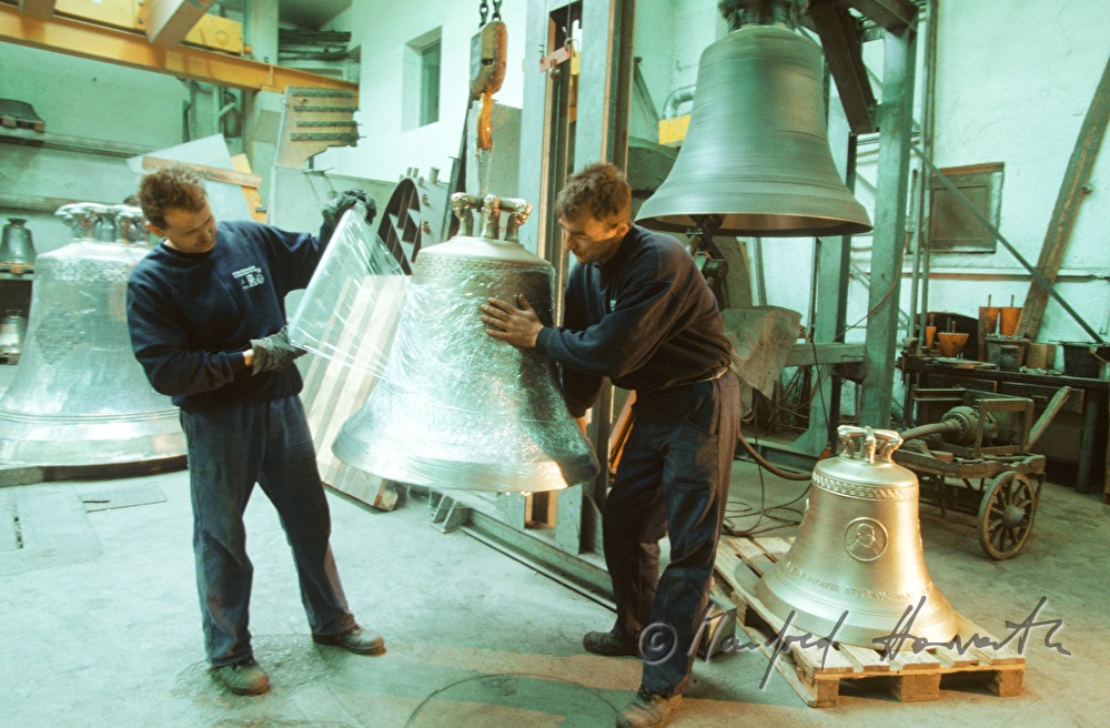 Arbeiter verpacken eine Glocke