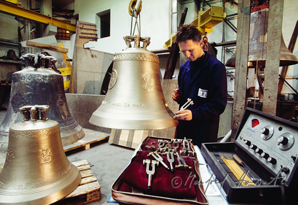 Herr Grassmayr stimmt eine Glocke