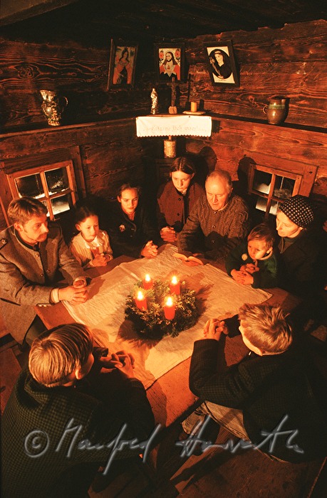 Adventsingenin im Herrgottswinkel der Stube