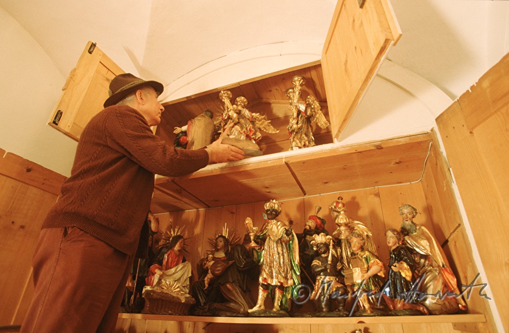 Aufheben der Kirchen-Krippenfiguren in einem Kasten