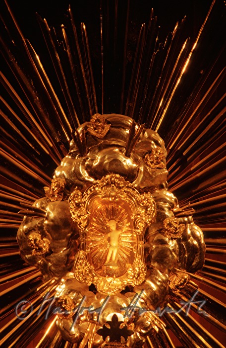 Wachsfigur des Jesuskindes (Christkindls) im Hochaltar
