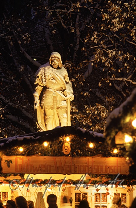 Stand vom Christkindlmarkt und Statue