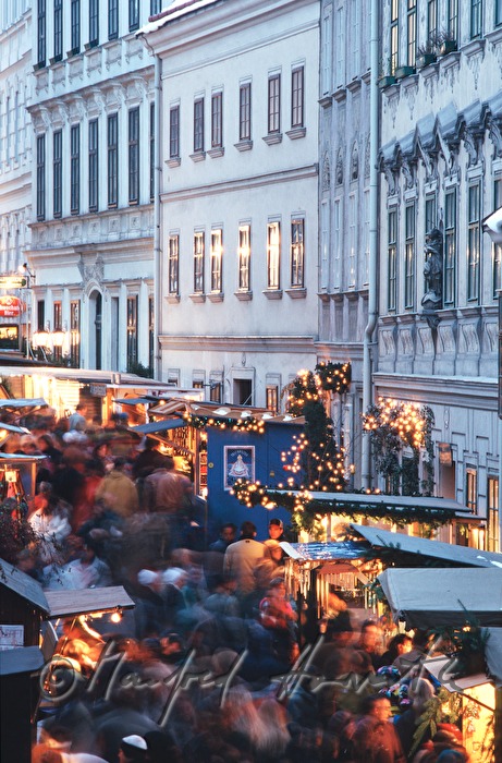 Stände vom Christkindlmarkt und barockes Ensemble