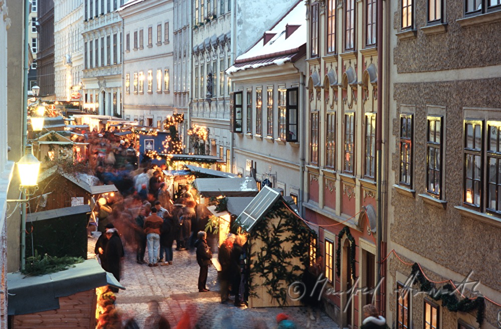 Stände vom Christkindlmarkt und barockes Ensemble