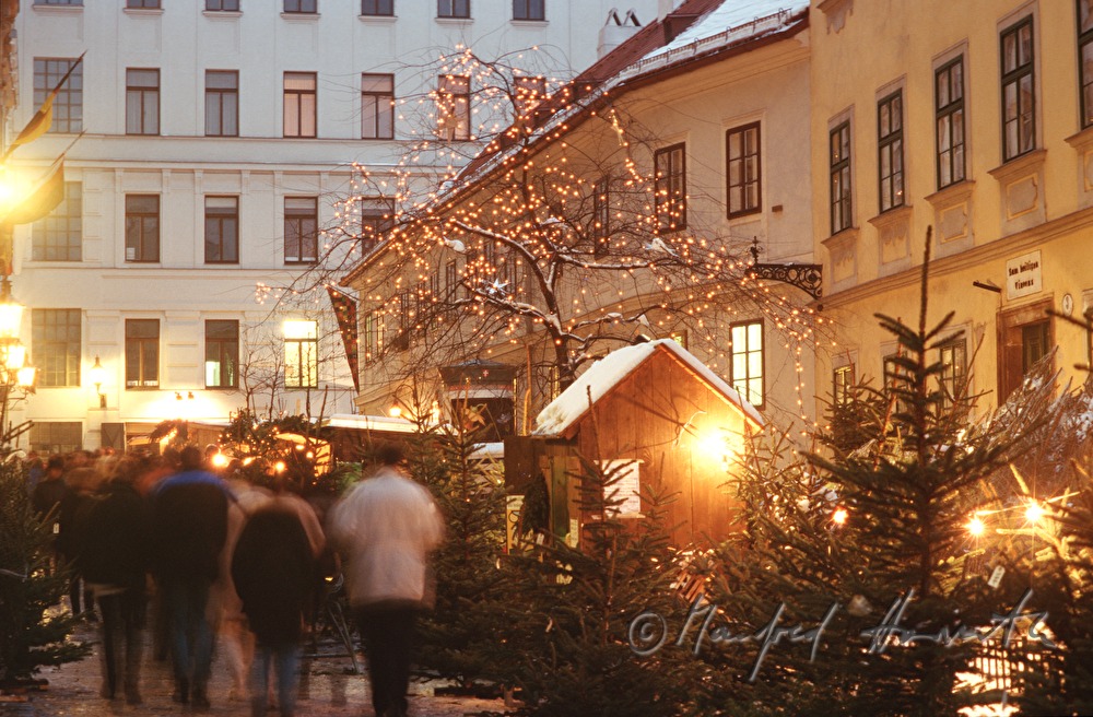 Stände vom Christkindlmarkt und barockes Ensemble