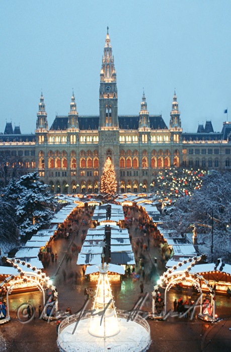 Blick vom Burgtheater zum Christkindlmartkt