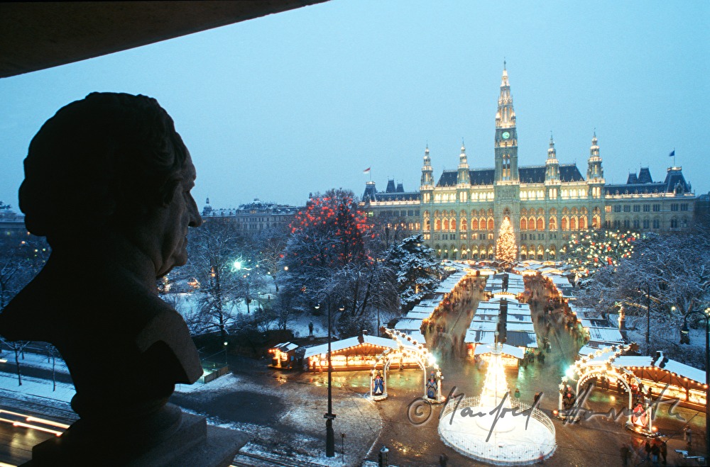 Blick vom Burgtheater (mit Beethoven-Büste) zum Christkindlmartkt