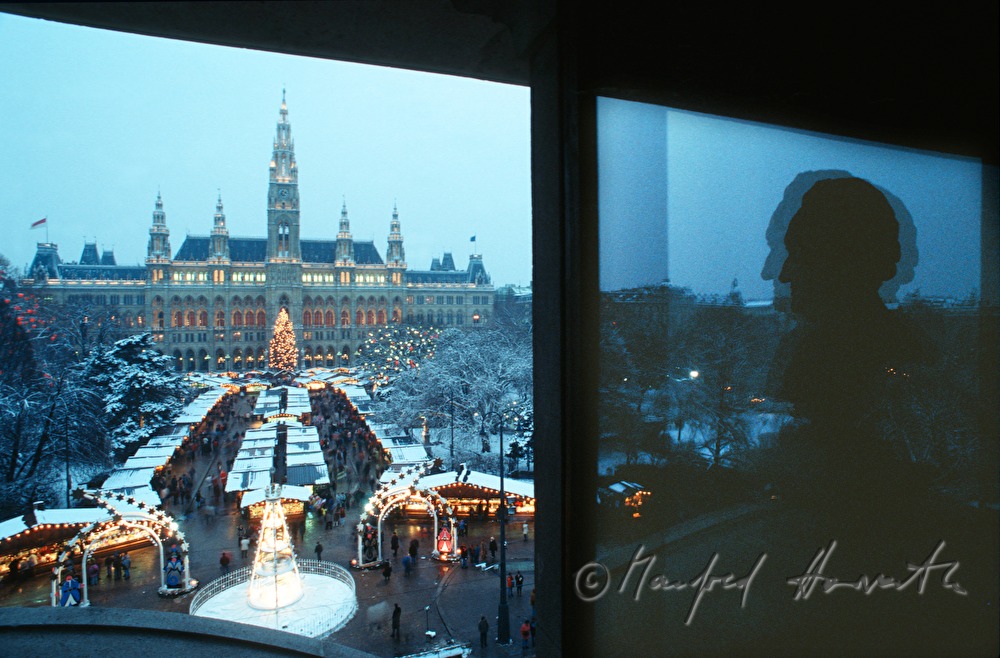 Blick vom Burgtheater (mit Beethoven-Büste) zum Christkindlmartkt