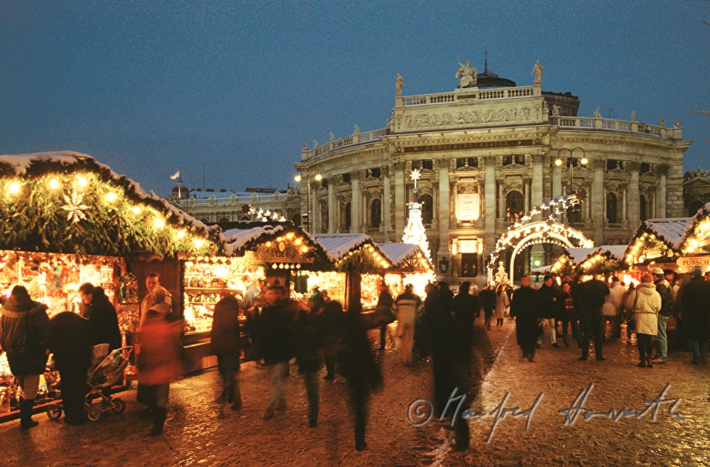 Blick vom Rathausplatz zum Christkindlmartkt mit Burgtheater im Hintergrund