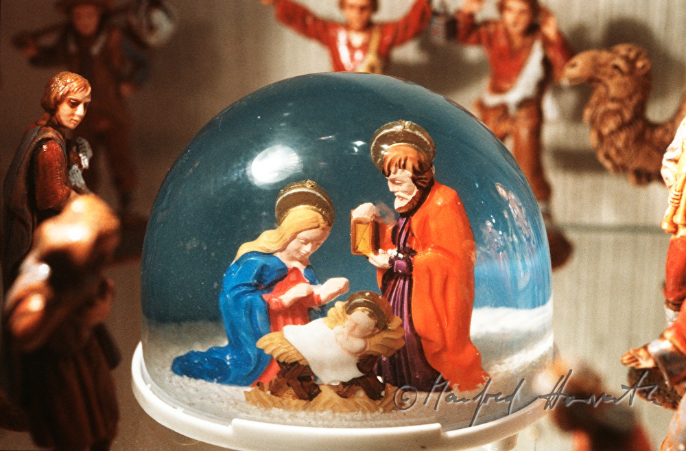 Schneekugel mit Krippe an einem Stand