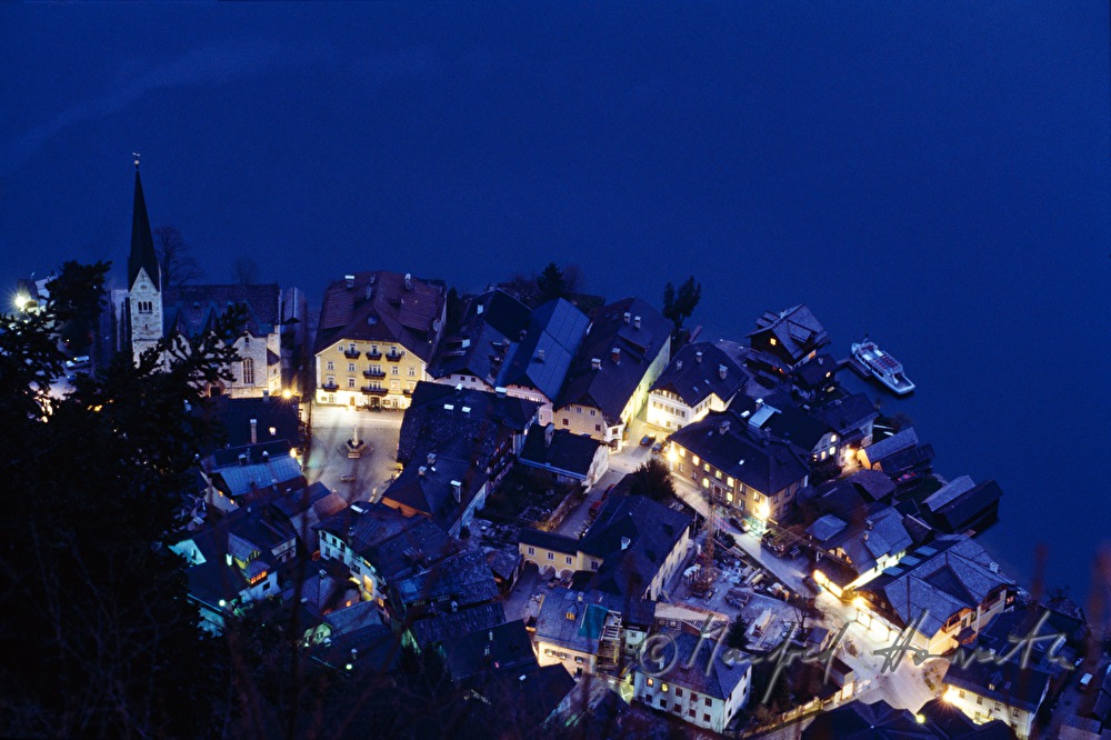 Ortsmitte von Hallstatt mit Seeufer