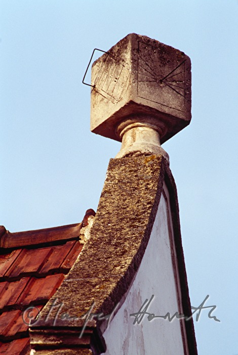 Sonnenuhr in Würfelform auf Barock-Giebelhaus