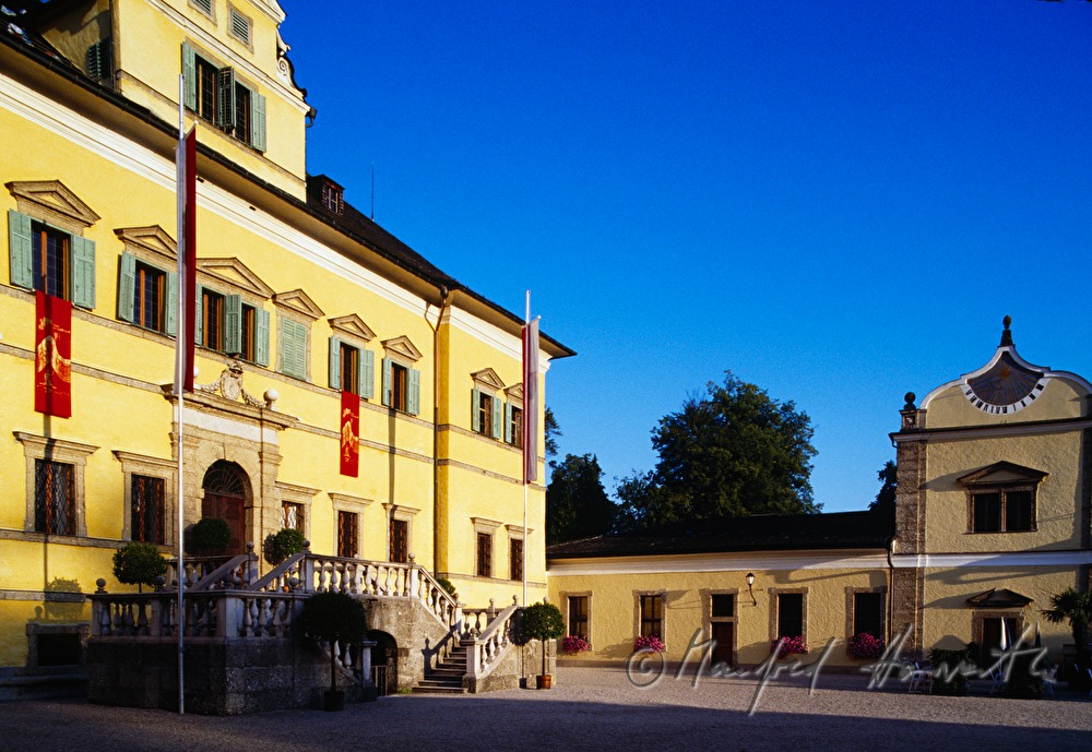 Schlosshof mit Haupteingang
