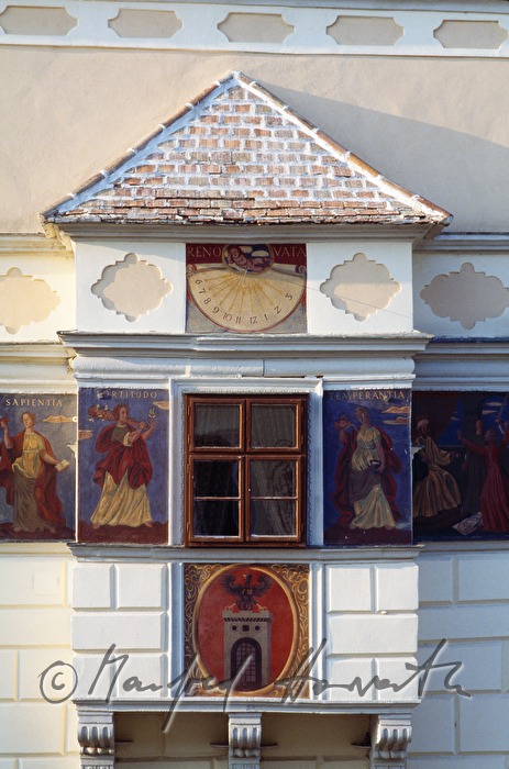 Rathaus, Erker mit Sonnenuhr