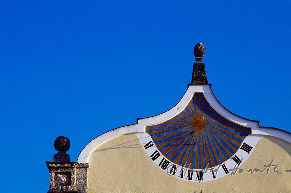 Sonnenuhr im Schlosshof