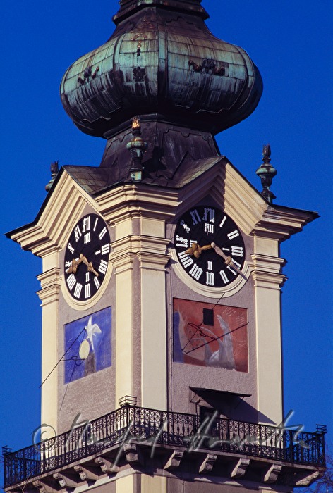 Linzer Landhaus, Sonnenuhr und Kirchturmuhr