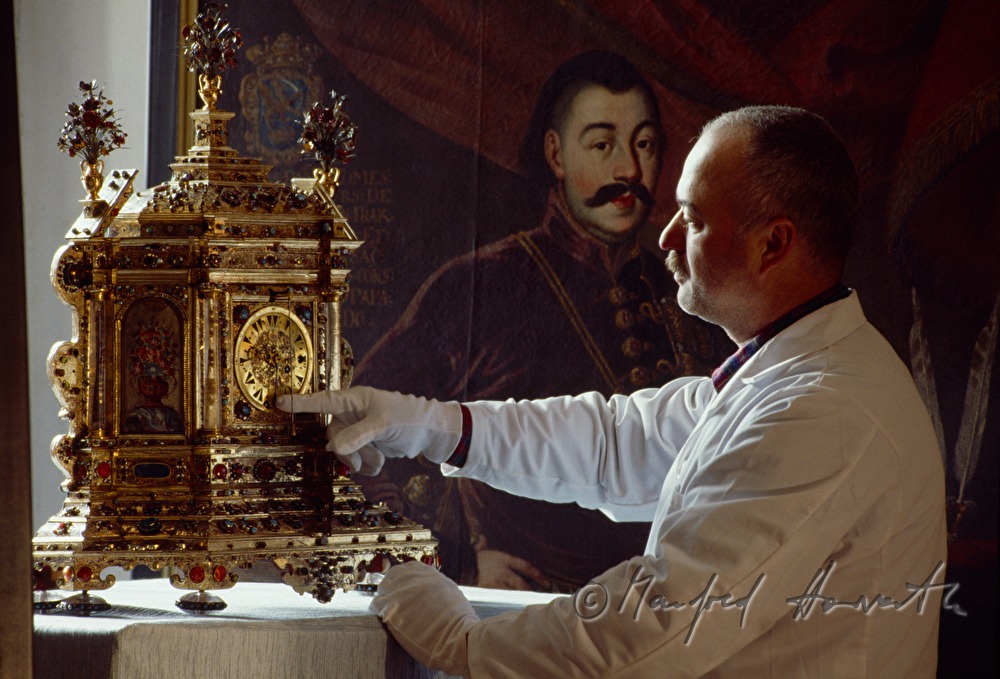 Einstellen einer Uhr der Esterházy Sammlungen