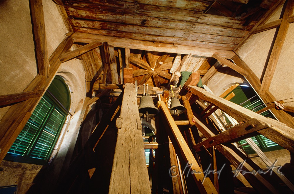 Glockenturm mit Glocken und Gebälk