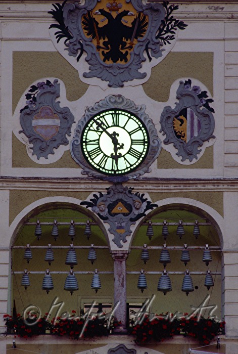 Detail des Rathaus: Glocken aus Gmundner Keramik