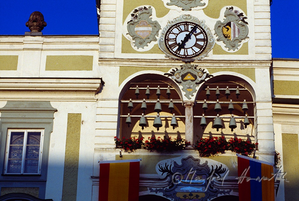 Detail des Rathaus: Glocken aus Gmundner Keramik