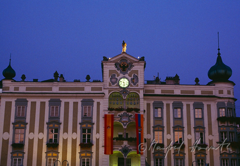 Detail des Rathaus: Glocken aus Gmundner Keramik