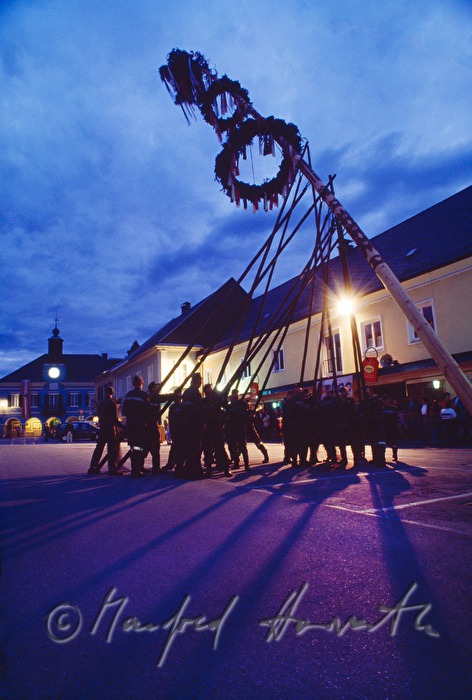 Maibaumaufstellen am Hauptplatz zum 1.Mai
