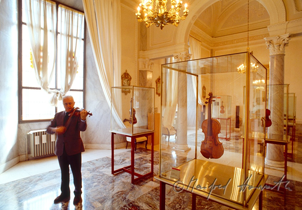 Professor Mosconi bespielt Stradivari Geigen