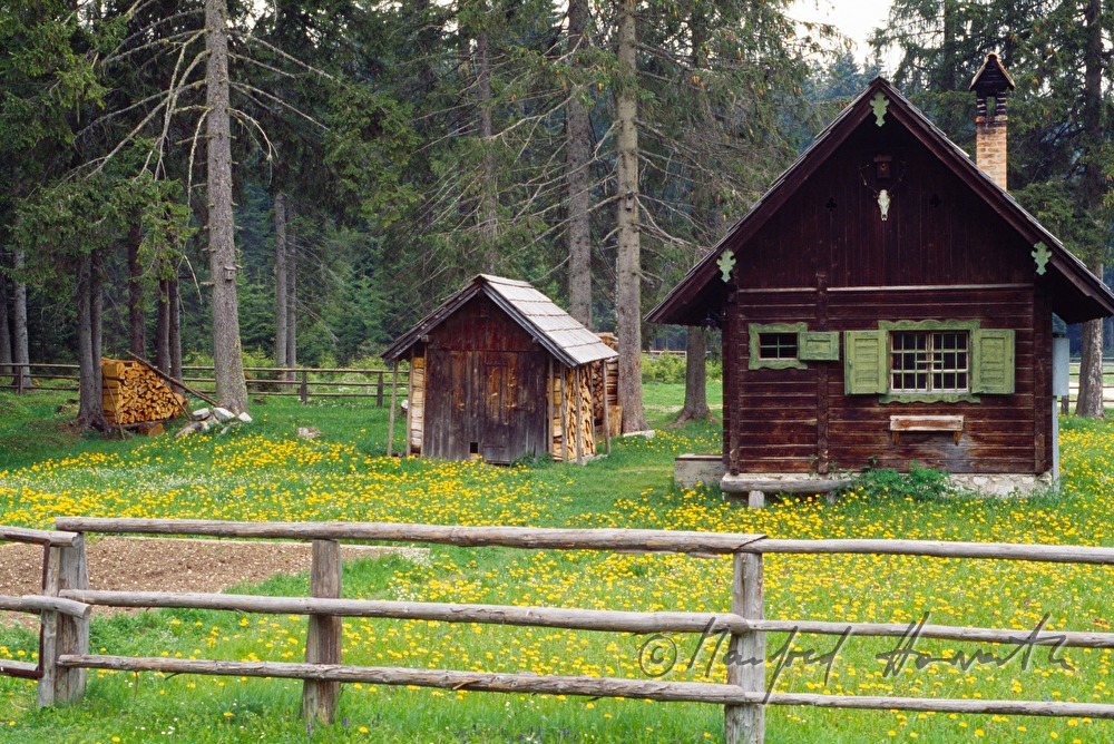 Almhütte über dem See