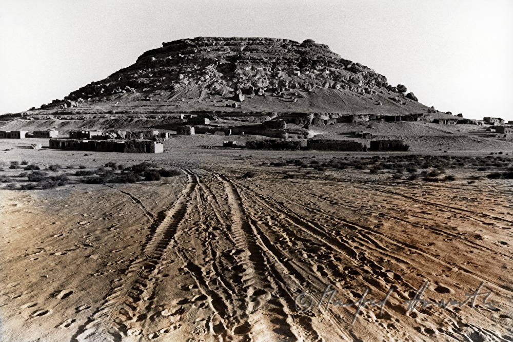Spuren im Sand führen zum Tafelberg