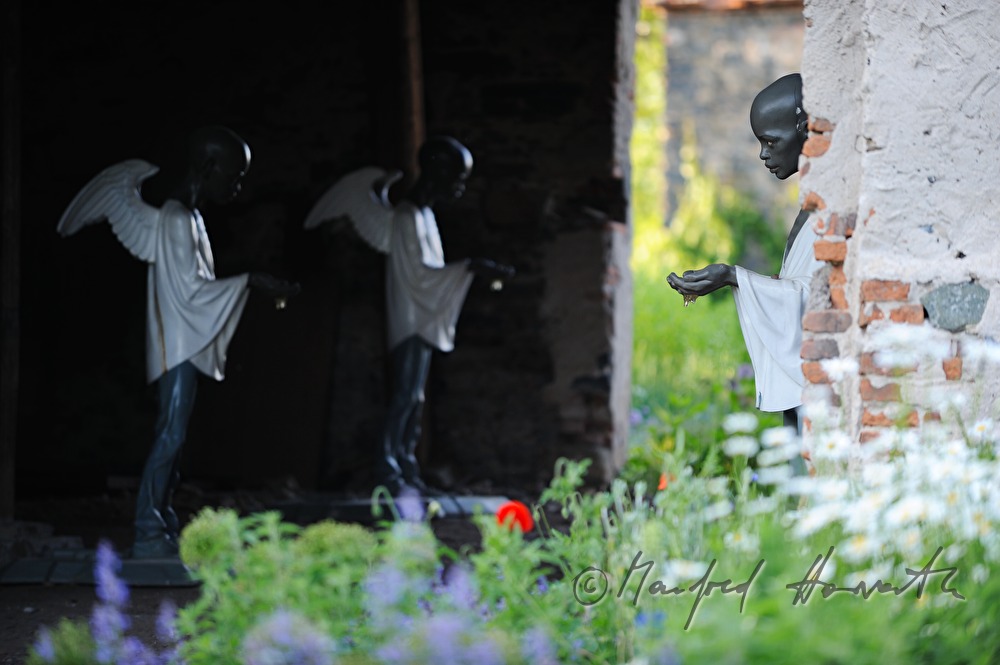 Gartenanlage mit Engel-Skulpturen von Schlosshotel Trebesice