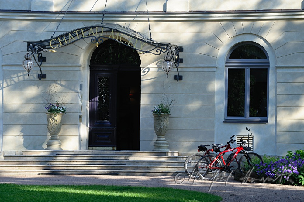 Chateau Mcely, Haupteingang und Fahrradständer