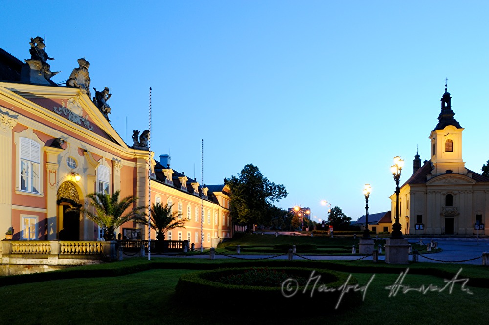 Schloss Dobris, Ansicht vom Hauptplatz mit Kirche von Dobris